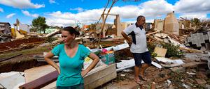 Der Wirbelsturm hatte am Freitag innerhalb von Minuten weite Teile der Kleinstadt Rio Bonito do Iguaçu im Bundesstaat Paraná verwüstet.