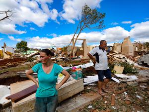 Der Wirbelsturm hatte am Freitag innerhalb von Minuten weite Teile der Kleinstadt Rio Bonito do Iguaçu im Bundesstaat Paraná verwüstet.