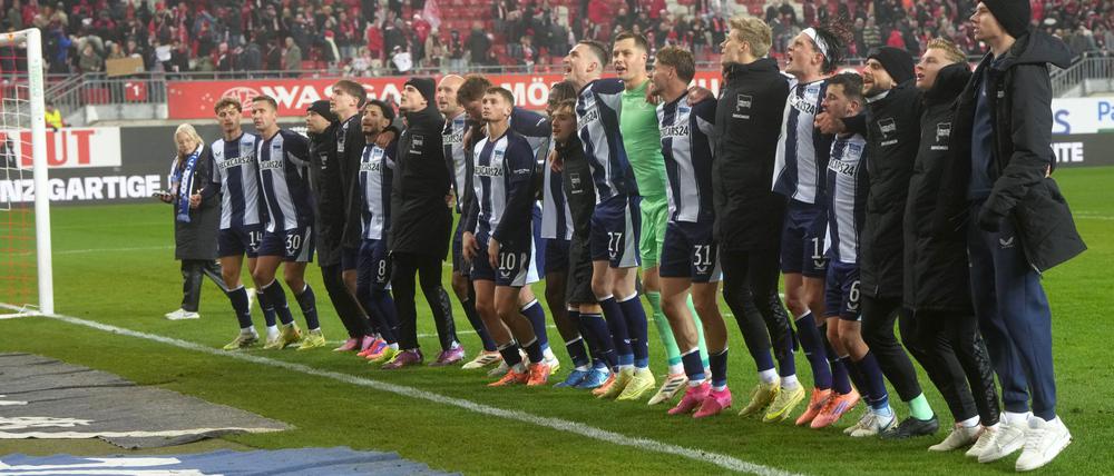 Die Hertha-Spieler feiern mit ihren Fans.