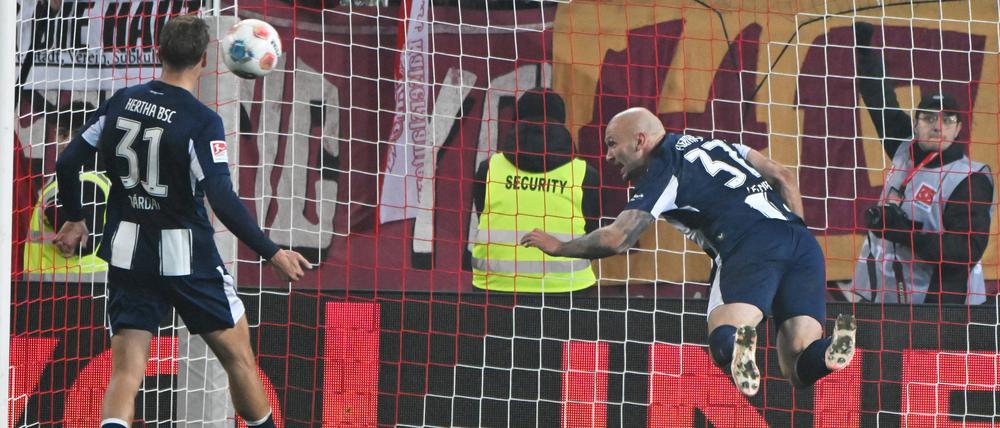 Der alte Bock klärt vor der Linie. Toni Leistner bewahrte Hertha in dieser Szene vor dem Ausgleich.