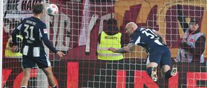 Der alte Bock klärt vor der Linie. Toni Leistner bewahrte Hertha in dieser Szene vor dem Ausgleich.