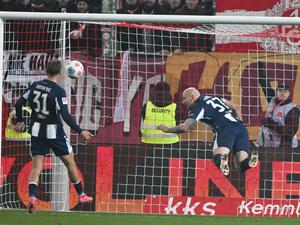 Der alte Bock klärt vor der Linie. Toni Leistner bewahrte Hertha in dieser Szene vor dem Ausgleich.