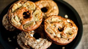 Die Süße in den Banana Bread Donuts kommt ausschließlich aus reifen Bananen und Cranberries.