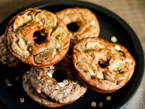 Die Süße in den Banana Bread Donuts kommt ausschließlich aus reifen Bananen und Cranberries.