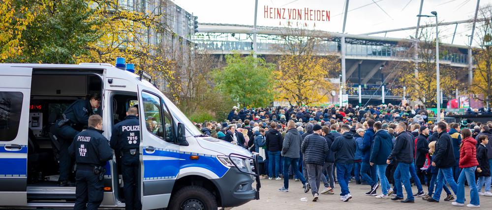 Polizeieinsatz vor dem Stadion in Hannover.