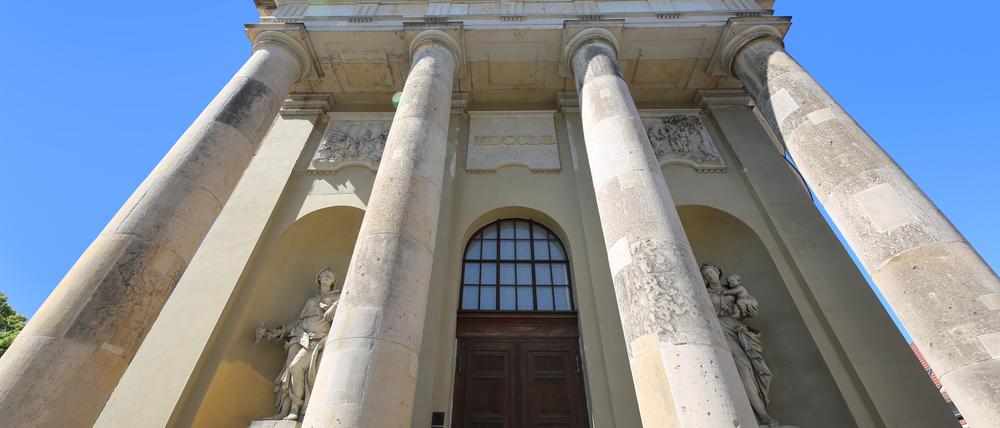 Der Französischen Kirche in Potsdam wurde ein Konzertflügel geschenkt.