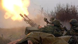 In diesem Bild aus einem Video des Pressedienstes des russischen Verteidigungsministeriums vom Freitag, 7. November 2025, schießen Soldaten der russischen Armee auf eine ukrainische Drohne an einem nicht genannten Ort in der Ukraine.