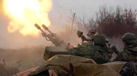 In diesem Bild aus einem Video des Pressedienstes des russischen Verteidigungsministeriums vom Freitag, 7. November 2025, schießen Soldaten der russischen Armee auf eine ukrainische Drohne an einem nicht genannten Ort in der Ukraine.