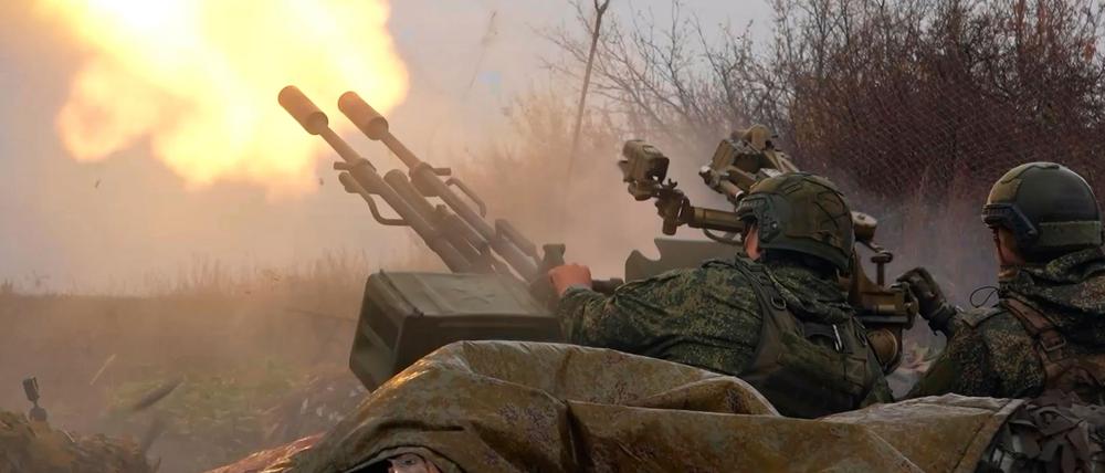 In diesem Bild aus einem Video des Pressedienstes des russischen Verteidigungsministeriums vom Freitag, 7. November 2025, schießen Soldaten der russischen Armee auf eine ukrainische Drohne an einem nicht genannten Ort in der Ukraine.