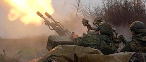 In diesem Bild aus einem Video des Pressedienstes des russischen Verteidigungsministeriums vom Freitag, 7. November 2025, schießen Soldaten der russischen Armee auf eine ukrainische Drohne an einem nicht genannten Ort in der Ukraine.