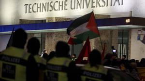 Pro-Palästina-Demonstranten vor der TU München. 