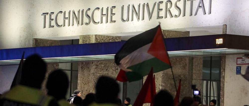 Pro-Palästina-Demonstranten vor der TU München.