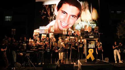 Ein Bild von Hadar Goldin bei Kundgebung in Tel Aviv. 