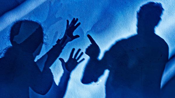 Der Unbekannte soll dem 34-Jährigen in den Oberkörper gestochen haben. (Symbolbild)