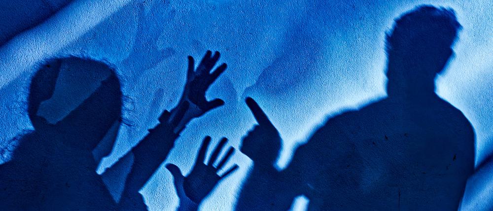 Der Unbekannte soll dem 34-Jährigen in den Oberkörper gestochen haben. (Symbolbild)