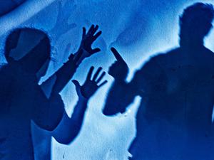 Der Unbekannte soll dem 34-Jährigen in den Oberkörper gestochen haben. (Symbolbild)