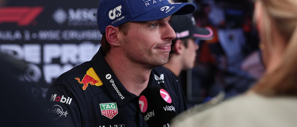 Er startet nun aus der Boxengasse.