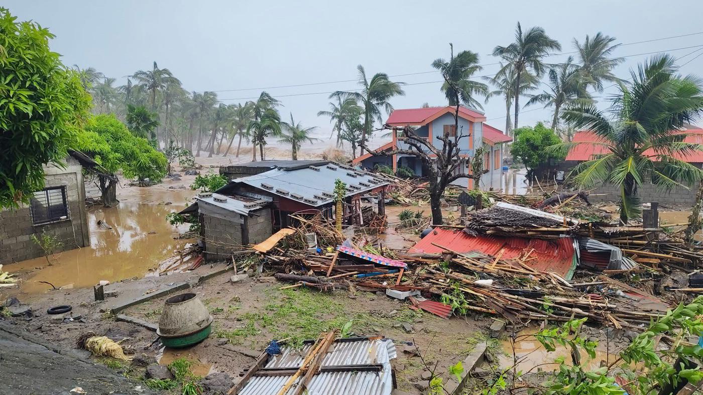 Tropischer-Wirbelsturm-Supertaifun-Fung-Wong-trifft-in-den-Philippinen-auf-Land