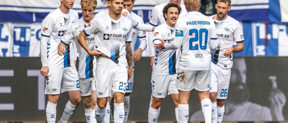 Sebastian Klaas (r, SC Paderborn 07) jubelt mit Teamkollegen nach seinem Treffer zum 1:0.