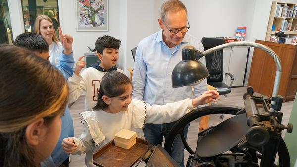 Grundschulkinder in der Berliner "Setzerei" von Michael Müller.