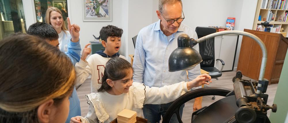 Grundschulkinder in der Berliner "Setzerei" von Michael Müller.