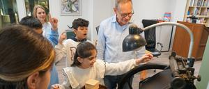 Grundschulkinder in der Berliner "Setzerei" von Michael Müller.