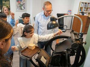 Grundschulkinder in der Berliner "Setzerei" von Michael Müller.