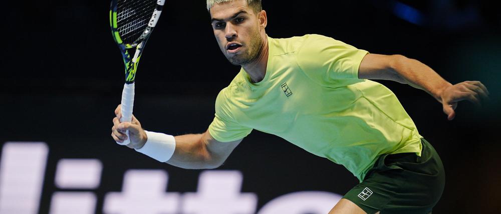 Carlos Alcaraz gewinnt sein Auftaktmatch bei den ATP Finals.