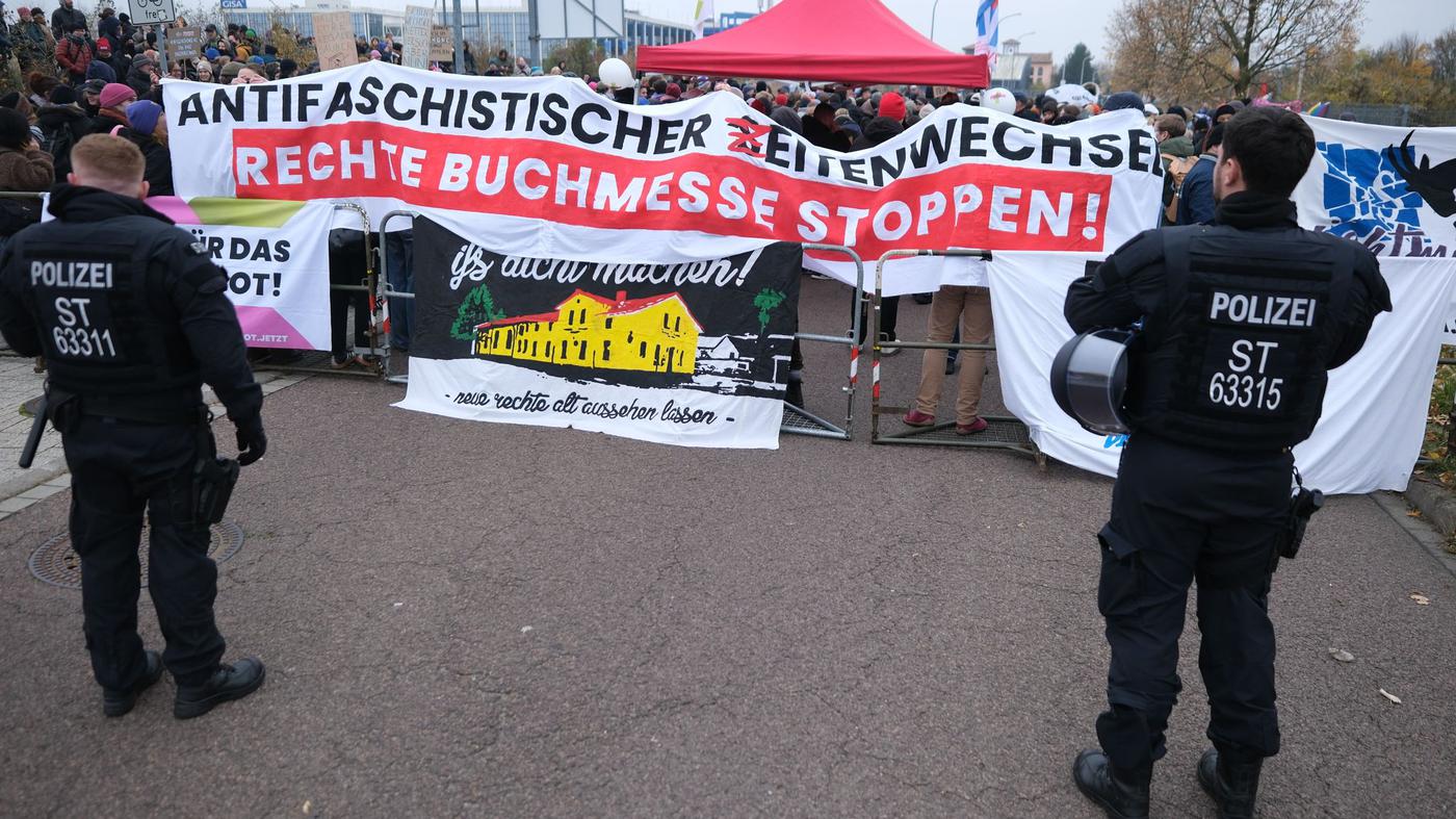 Nietzsche-Nius-und-Neonazis-Eine-Buchmesse-in-Halle-wird-zum-Schaulaufen-der-Rechten