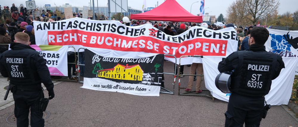 Einige hundert Aktivisten protestierten vor der Messehalle gegen die Veranstaltung.