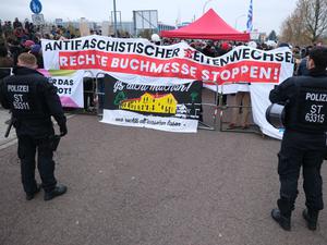 Einige hundert Aktivisten protestierten vor der Messehalle gegen die Veranstaltung. 