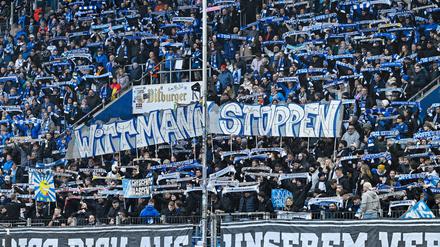 Fans der TSG Hoffenheim zeigten beim Heimspiel gegen RB Leipzig ihren Unmut über Spielerberater Roger Wittmann.