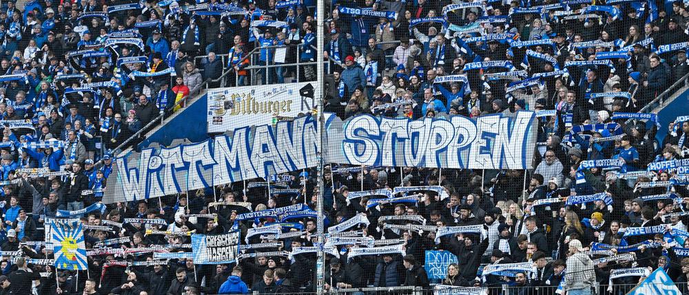 Fans der TSG Hoffenheim zeigten beim Heimspiel gegen RB Leipzig ihren Unmut über Spielerberater Roger Wittmann.
