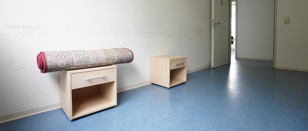 Zum Gebet benötigen Muslime einen Gebetsteppich, auf den sie sich knien können. 