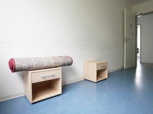 Zum Gebet benötigen Muslime einen Gebetsteppich, auf den sie sich knien können.