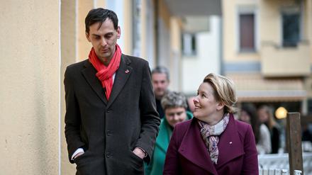 Martin Hikel (r), Bezirksbürgermeister von Neukölln und Franziska Giffey (SPD), Senatorin für Wirtschaft, Energie und Betriebe und ehemalige Bezirksbürgermeisterin von Neukölln gehen durch die Straßen des Bezirks Neukölln. (Archivbild)