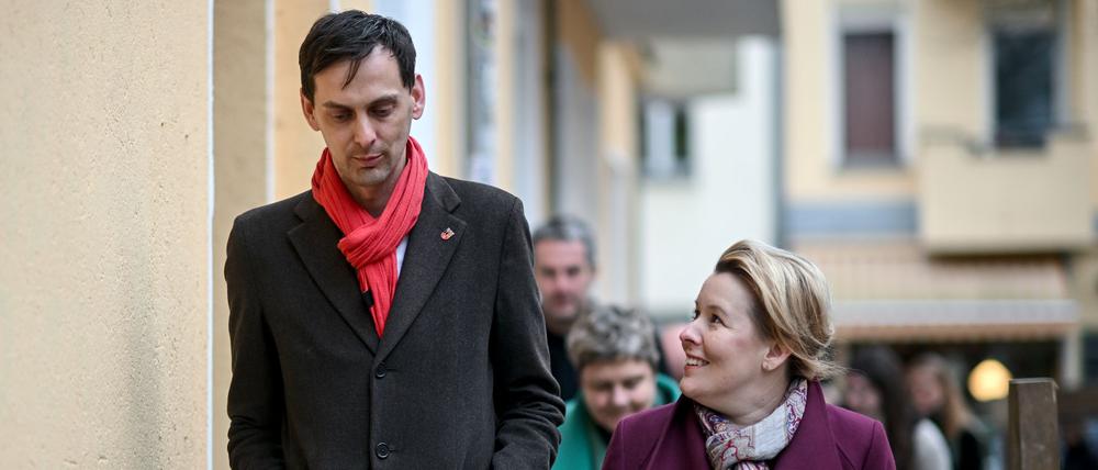 Martin Hikel (r), Bezirksbürgermeister von Neukölln und Franziska Giffey (SPD), Senatorin für Wirtschaft, Energie und Betriebe und ehemalige Bezirksbürgermeisterin von Neukölln gehen durch die Straßen des Bezirks Neukölln. (Archivbild)