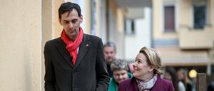 Martin Hikel (r), Bezirksbürgermeister von Neukölln und Franziska Giffey (SPD), Senatorin für Wirtschaft, Energie und Betriebe und ehemalige Bezirksbürgermeisterin von Neukölln gehen durch die Straßen des Bezirks Neukölln. (Archivbild)