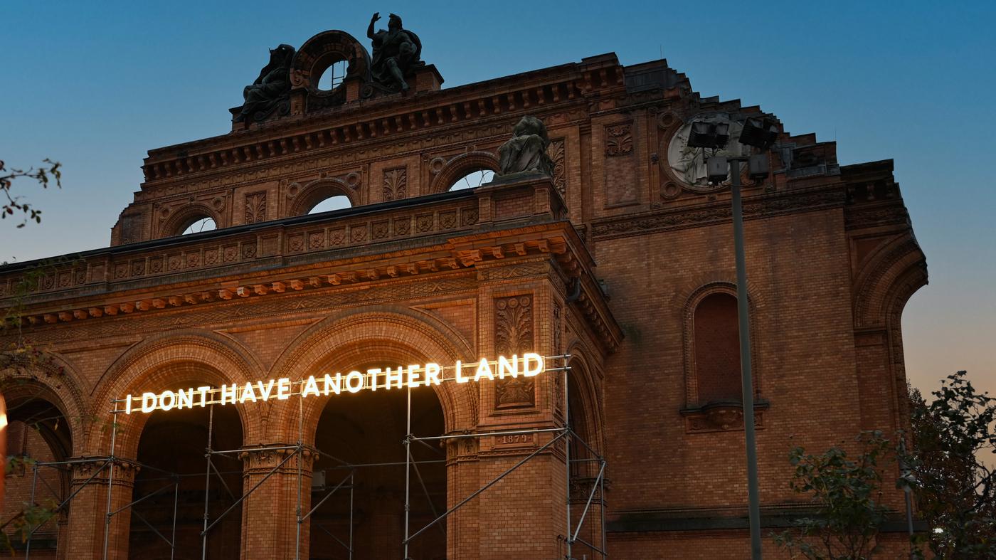 -I-Don-t-Have-Another-Land-am-Anhalter-Bahnhof-Was-l-st-dieser-Satz-bei-Ihnen-aus-