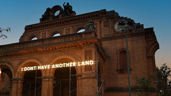 Nathan Coleys Lichtinstallation „I don’t have another Land“ an der Portalruine des Anhalter Bahnhofs.