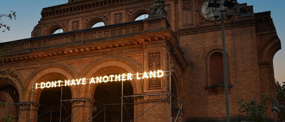 Nathan Coleys Lichtinstallation „I don’t have another Land“ an der Portalruine des Anhalter Bahnhofs.