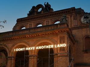 Nathan Coleys Lichtinstallation „I don’t have another Land“ an der Portalruine des Anhalter Bahnhofs.