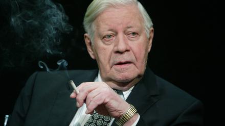 Helmut Schmidt (SPD) war von 1974 bis 1982 Bundeskanzler. Am 10. November 2015 starb er mit 96 Jahren.