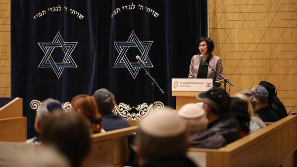 Gedenken im Synagogenzentrum in Potsdam. Oberbürgermeisterin Noosha Aubel (Foto) erinnert an Novemberpogrome 1938.