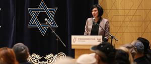 Gedenken im Synagogenzentrum in Potsdam. Oberbürgermeisterin Noosha Aubel (Foto) erinnert an Novemberpogrome 1938.