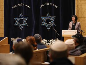 Gedenken im Synagogenzentrum in Potsdam. Oberbürgermeisterin Noosha Aubel (Foto) erinnert an Novemberpogrome 1938.