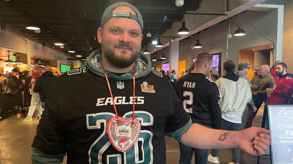 Frisch gestochen; Stolz präsentiert Fabian sein neues Tattoo.