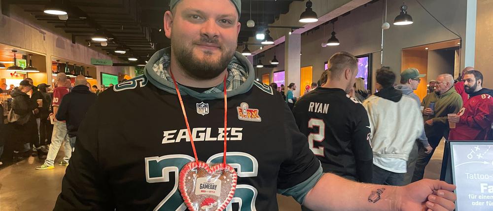 Frisch gestochen; Stolz präsentiert Fabian sein neues Tattoo.