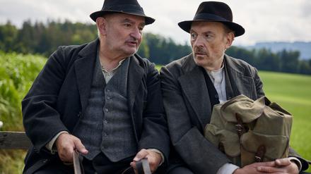 Silvan Heingeiger (Sigi Zimmerschied, l.) nimmt den Schuster Julius Kraus (Josef Hader) mit seiner Kutsche mit zum Leder kaufen in einer Szene des Fernsehzweiteilers „Sturm kommt auf“.