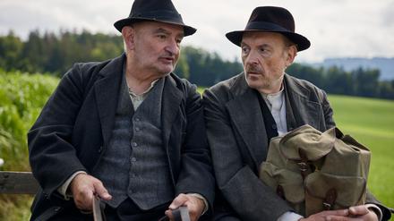 Silvan Heingeiger (Sigi Zimmerschied, l.) nimmt den Schuster Julius Kraus (Josef Hader) mit seiner Kutsche mit zum Leder kaufen in einer Szene des Fernsehzweiteilers „Sturm kommt auf“.